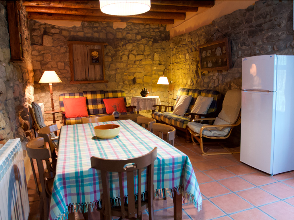 Sala de estar comedor de la Cocina adicional de los huéspedes de Casa Oliban Turismo Rural en la Sierra de Guara Huesca