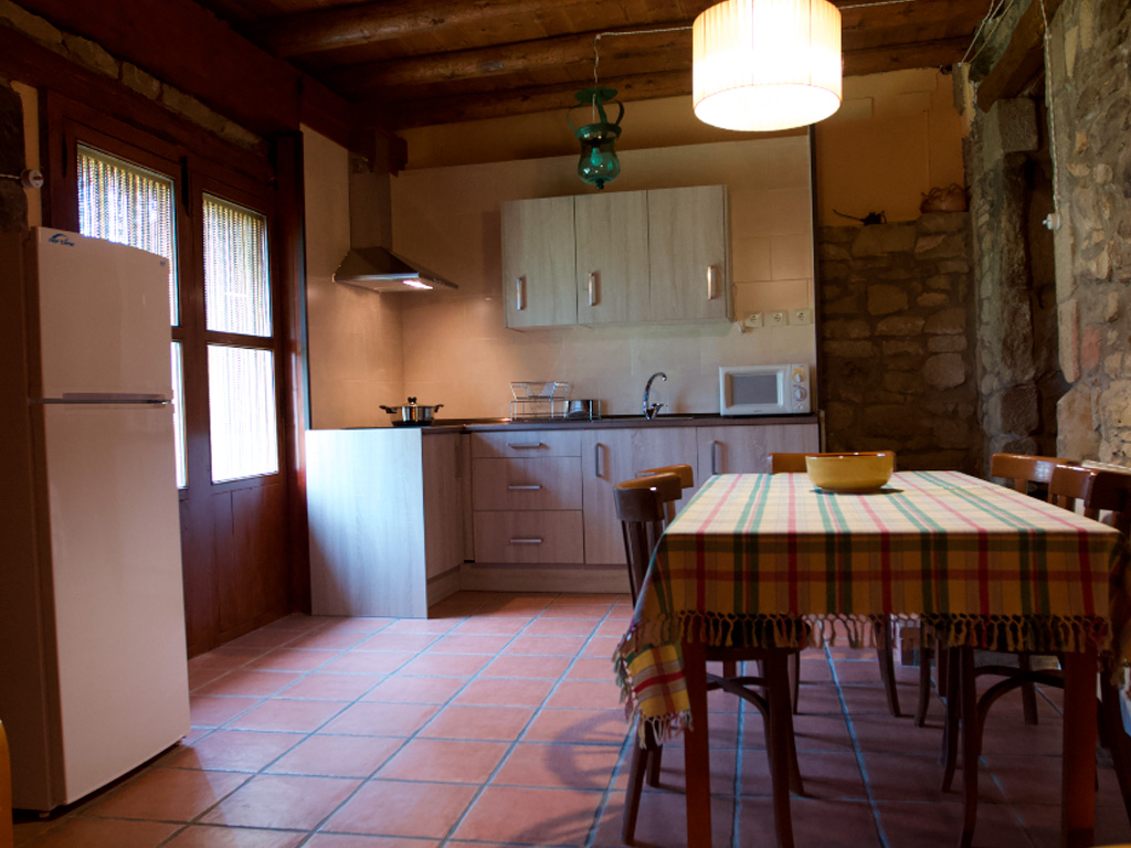 Cocina adicional de los huéspedes de Casa Oliban Turismo Rural en la Sierra de Guara Huesca
